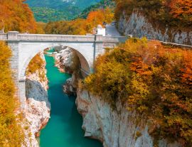 Lais Puzzle - Herbstlandschaft am Fluss Soca und Napoleons Brücke bei Kobarid, Slowenien - 1.000 Teile