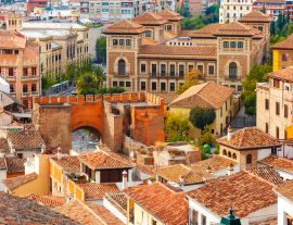 Lais Puzzle - Blick von der Aussichtsplattform Mirador de la Lona auf die Altstadt, den Triumphplatz und das Stadttor Puerta de Elvira, Granada, Andalusien, Spanien - 1.000 Teile