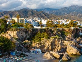 Lais Puzzle - Blick auf schönen Strand in Nerja, Costa del Sol, Andalusien, Spanien - 1.000 Teile