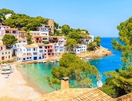 Lais Puzzle - Blick auf den Strand im Fischerdorf Sa Tuna mit bunten Häusern am Ufer, Costa Brava, Katalonien, Spanien - 1.000 Teile