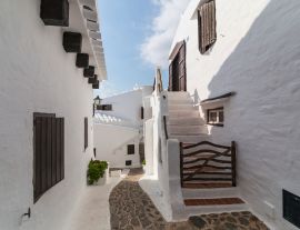 Lais Puzzle - Die engen und weißen Straßen von Binibequer auf der Insel Menorca, Balearen, Spanien - 1.000 Teile