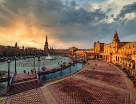 Lais Puzzle - Dramatische Szene auf der Plaza España in Sevilla bei Sonnenuntergang - 1.000 Teile