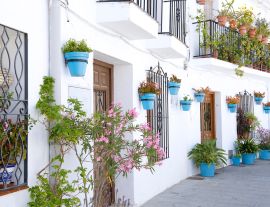 Lais Puzzle - Malerische Straße von Mijas mit Blumentöpfen an den Fassaden, ein traditionelles, weiß getünchtes Dorf, Spanien - 1.000 Teile