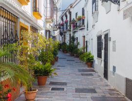 Lais Puzzle - Typische enge Straße mit Blumentopf in Marbella, Costa del Sol, Provinz Malaga. Leere andalusische Straße - 1.000 Teile