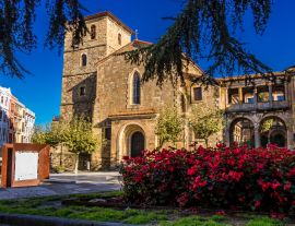 Lais Puzzle - Aviles - Spanien. Straßen der Stadt, Colegio San Nicolás de Bari, Iglesia de Santo Tomás de Canterbury, Sidrerias. Schöne Stadtstraßen in Aviles - Spanien - 1.000 Teile