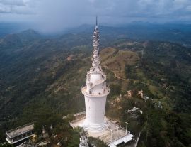 Lais Puzzle - Luftaufnahme des Ambuluwawa-Turms im Zentrum Sri Lankas. Turm in der Nähe der Stadt Gampola - 1.000 Teile