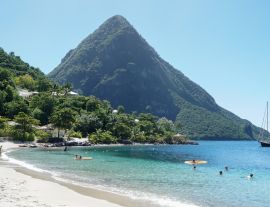 Lais Puzzle - Die Piton-Berge Gros Piton und Petit Piton in einem üppigen grünen Wald neben dem blauen Ozean auf der Insel St. Lucia in der Karibik - 1.000 Teile
