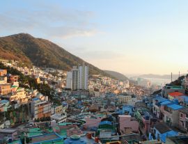 Lais Puzzle - Das Kulturdorf Gamcheon mit seinen treppenförmig angelegten Häusern an den Ausläufern eines Küstenbergs bei Sonnenuntergang im Herbst, Busan, Südkorea - 1.000 Teile