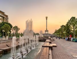 Lais Puzzle - Springbrunnen und Unabhängigkeitsdenkmal in Duschanbe, der Hauptstadt Tadschikistans - 1.000 Teile