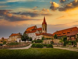 Lais Puzzle - St. Nikolaus-Kathedrale in Znaim bei Sonnenuntergang. Sommerabend. Tschechische Republik - 1.000 Teile