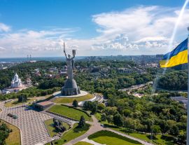 Lais Puzzle - Luftaufnahme der ukrainischen Flagge weht im Wind gegen die Stadt Kiew, Ukraine in der Nähe der berühmten Statue des Mutterlandes - 1.000 Teile