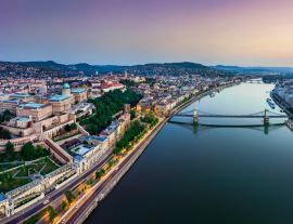 Lais Puzzle - Budapest, Ungarn - Panoramablick auf Budapest aus der Vogelperspektive. Diese Ansicht umfasst die Budaer Burg, den Königspalast, die Matthiaskirche, die Fischerbastei und die Szechenyi-Kettenbrücke bei Sonnenuntergang mit farbigem Himmel...