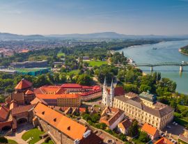 Lais Puzzle - Blick auf die historische Stadt von der Esztergom-Basilika in Ungarn. Die Donau und die Grenzbrücke zur Stadt Sturovo in der Slowakei - 1.000 Teile