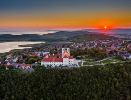 Lais Puzzle - Tihany, Ungarn - Luftaufnahme des berühmten Benediktinerklosters von Tihany (Tihany Abbey, Tihanyi Apatsag) mit schönem goldenen Himmel bei Sonnenuntergang über dem Plattensee an einem Sommernachmittag - 1.000 Teile