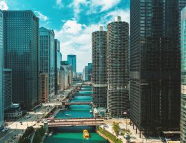 Lais Puzzle - Chicago River mit Booten und Verkehr von oben am Morgen - 1.000 Teile