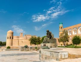 Lais Puzzle - Statue von Al-Khwarizmi vor der Itchan Kala in Chiwa, Usbekistan - 1.000 Teile