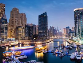 Lais Puzzle - Dubai Yachthafen mit Booten und Gebäuden mit Toren bei Nacht mit Lichtern, Vereinigte Arabische Emirate - 1.000 Teile