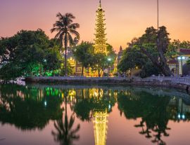 Lais Puzzle - Hanoi buddhistische Pagode auf West Lake, bunte Sonnenuntergang, beleuchtete Tempel, Wasser Reflexion. Chua Tran Quoc am Ho Tay bei Hanoi - 1.000 Teile