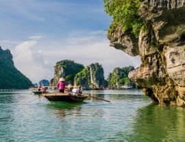 Lais Puzzle - Touristen genießen eine Bootsfahrt mit lokalen Führern durch die majestätischen Kalksteinberge der Halong-Bucht, Vietnam - 1.000 Teile