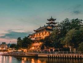 Lais Puzzle - Nächtliche Szene der Phap Hoa Pagode entlang des Nhieu Loc Kanals (Saigon Fluss) in Ho Chi Minh Stadt, Vietnam - 1.000 Teile