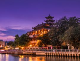 Lais Puzzle - Nächtliche Szene der Phap Hoa-Pagode entlang des Nhieu Loc-Kanals (Saigon-Fluss) in Ho-Chi-Minh-Stadt, Vietnam - 1.000 Teile