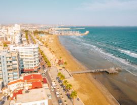 Lais Puzzle - Blick aus der Vogelperspektive auf den Hafen des Fischerdorfs Zygi, Larnaca, Zypern. Die im Hafen vertäuten Fischkutter mit angedockten Yachten und die Skyline der Stadt bei Limassol von oben. See von Larnaca - 1.000 Teile