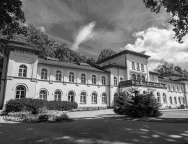 Lais Puzzle - Blick auf das historische Badehaus in der Kurstadt Bad Soden / Deuschland am Taunus in schwarz weiß - 1.000 Teile