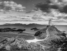 Lais Puzzle - Blick auf den Leuchtturm auf der Insel Llanddwyn an der Küste von Anglesey in Nordwales bei Sonnenuntergang in schwarz weiß - 1.000 Teile
