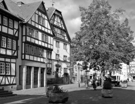 Lais Puzzle - Fachwerkhäuser am Marktplatz in Rotenburg a.d. Fulda in schwarz weiß - 1.000 Teile