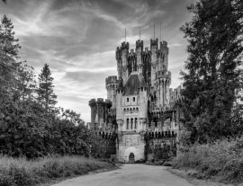 Lais Puzzle - das verwunschene Schloss von Butron in Bilbao, Spanien in schwarz weiß - 1.000 Teile