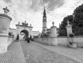 Lais Puzzle - Kloster Jasna Gora in der Stadt Tschenstochau (Czestochowa), Polen in schwarz weiß - 1.000 Teile