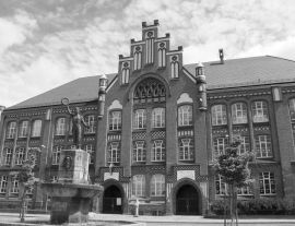 Lais Puzzle - Jahnschule in Wittenberge`s Gründerzeitviertel in schwarz weiß - 1.000 Teile