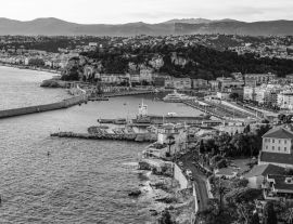 Lais Puzzle - Blick bei Sonnenuntergang über die Bucht Baie des Anges in Nizza in schwarz weiß - 1.000 Teile