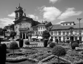 Lais Puzzle - Portugal, Ort in Guimaraes in schwarz weiß - 1.000 Teile