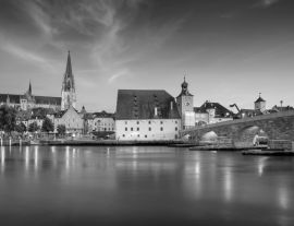 Lais Puzzle - Regensburg, Deutschland. Stadtbild von Regensburg, Deutschland während der blauen Stunde in der Dämmerung in schwarz weiß - 1.000 Teile