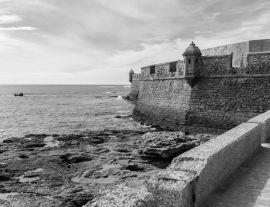 Lais Puzzle - Burg von San Sebastian in Cadiz, Andalusien, Spanien in schwarz weiß - 1.000 Teile