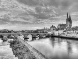 Lais Puzzle - Regensburger Brücke über die Donau in schwarz weiß - 1.000 Teile