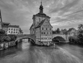 Lais Puzzle - Das historische Alte Rathaus von Bamberg in Bayern, Deutschland in der Morgendämmerung in schwarz weiß - 1.000 Teile