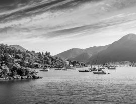 Lais Puzzle - Wunderschöne sonnige Meereslandschaft mit buntem Himmel bei Sonnenuntergang. Ionisches Meer. Griechenland in schwarz weiß - 1.000 Teile