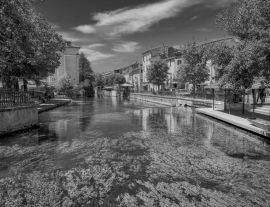 Lais Puzzle - Die Handwerkerstadt Isle sur la Sorgue im Departement Vaucluse in der Provence, Südfrankreich in schwarz weiß - 1.000 Teile