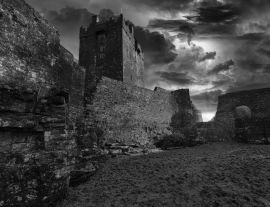 Lais Puzzle - Eine alte Burg in Irland mit einer Sturm- und Blitzlandschaft in schwarz weiß - 1.000 Teile