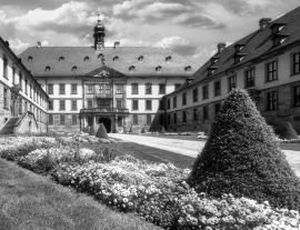 Lais Puzzle - Stadtschloss in Fulda. Die barocke Residenz wurde von 1708 bis 1714 erbaut. in schwarz weiß - 1.000 Teile