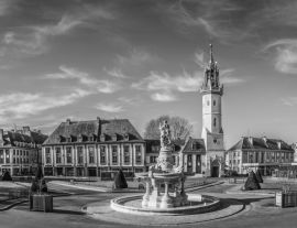Lais Puzzle - Place de l'hotel de ville d'Evreux, Frankreich in schwarz weiß - 1.000 Teile