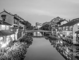 Lais Puzzle - Nachtszene in der Altstadt von Qibao in Shanghai, China in schwarz weiß - 1.000 Teile