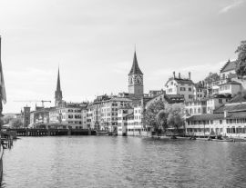 Lais Puzzle - Stadtzentrum von Zürich mit den berühmten Kirchen Fraumünster und Grossmünster und dem Fluss Limmat in schwarz weiß - 1.000 Teile