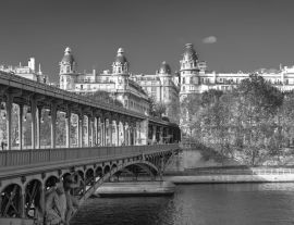 Lais Puzzle - Paris, Panorama im Herbst, die Bir-Hakeim-Brücke und schöne Pariser Gebäude, Blick auf die Seine in schwarz weiß - 1.000 Teile