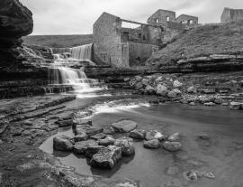 Lais Puzzle - Wasserfall El Bolao und eine verfallene Mühle, Kantabrien, Spanien in schwarz weiß - 1.000 Teile