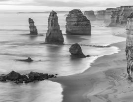 Lais Puzzle - Pracht der Twelve Apostles Rocks bei Sonnenaufgang - Great Ocrean in schwarz weiß - 1.000 Teile