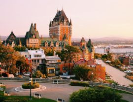 Lais Puzzle - Frontenac Castle in Old Quebec City im schönen Licht des Sonnenaufgangs. Reisen, Urlaub, Geschichte, Stadtbild, Natur, Sommer, Hotels und Architekturkonzept - 1.000 Teile