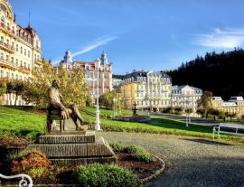 Lais Puzzle - Panoramablick auf den Goetheplatz mit Statue, Hotelgebäuden und Springbrunnen im Kurpark der Stadt Marianske Lazne (Marienbad) - Tschechische Republik (Region Karlovy Vary) - 1.000 Teile
